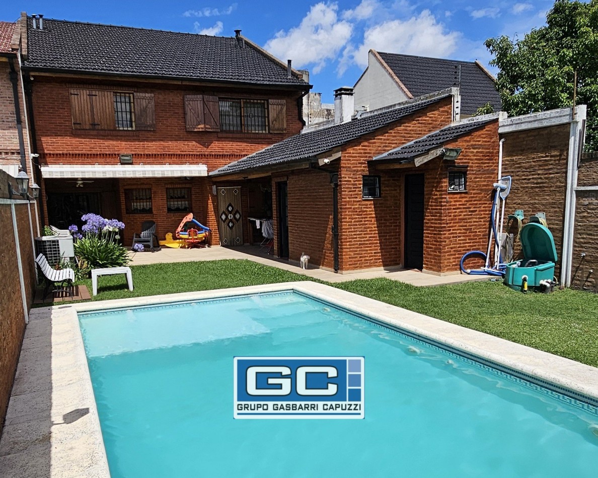Casa en Venta Moron Lista Para Disfrutar Construccion de Primera Calidad Parque y Piscina
