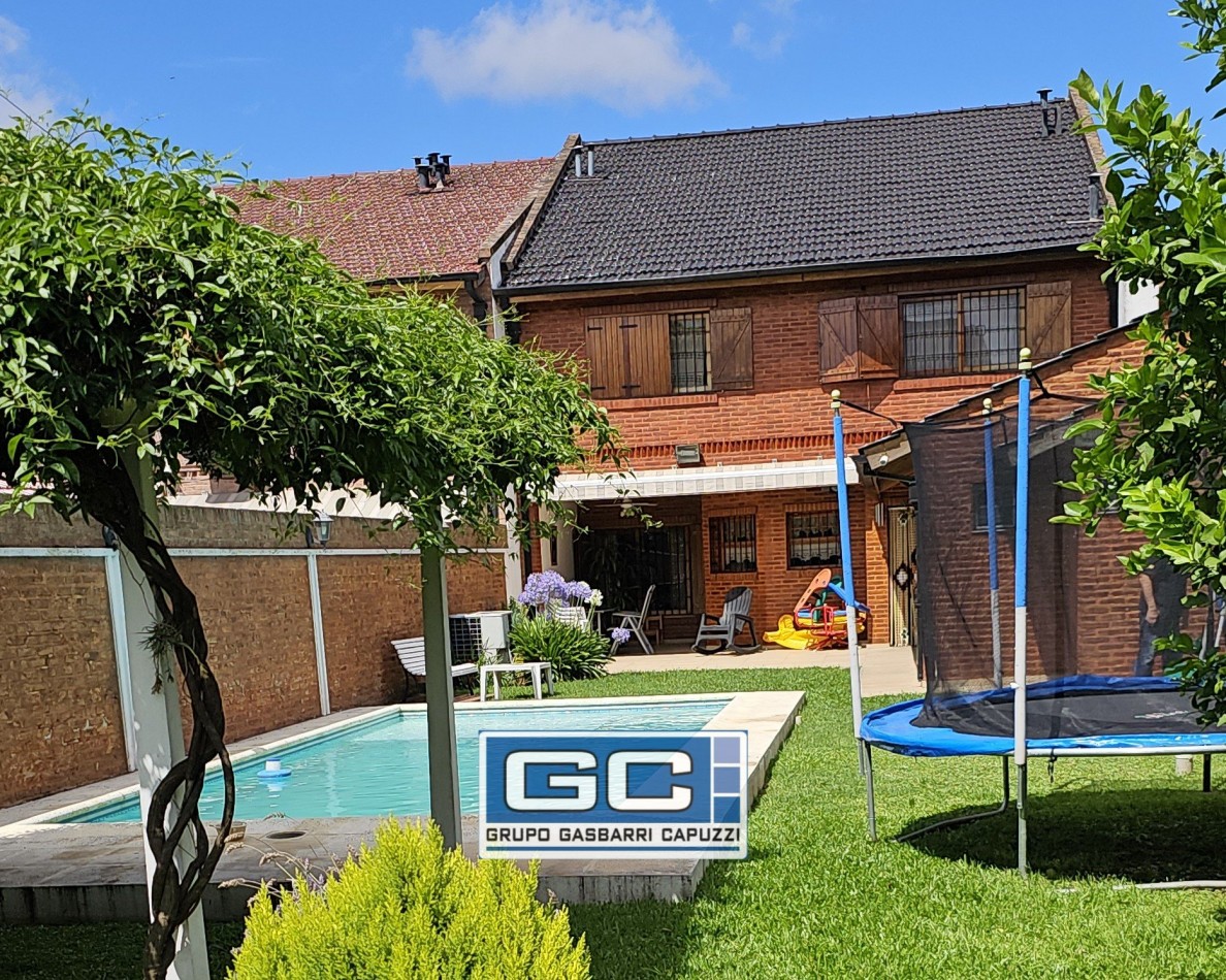 Casa en Venta Moron Lista Para Disfrutar Construccion de Primera Calidad Parque y Piscina