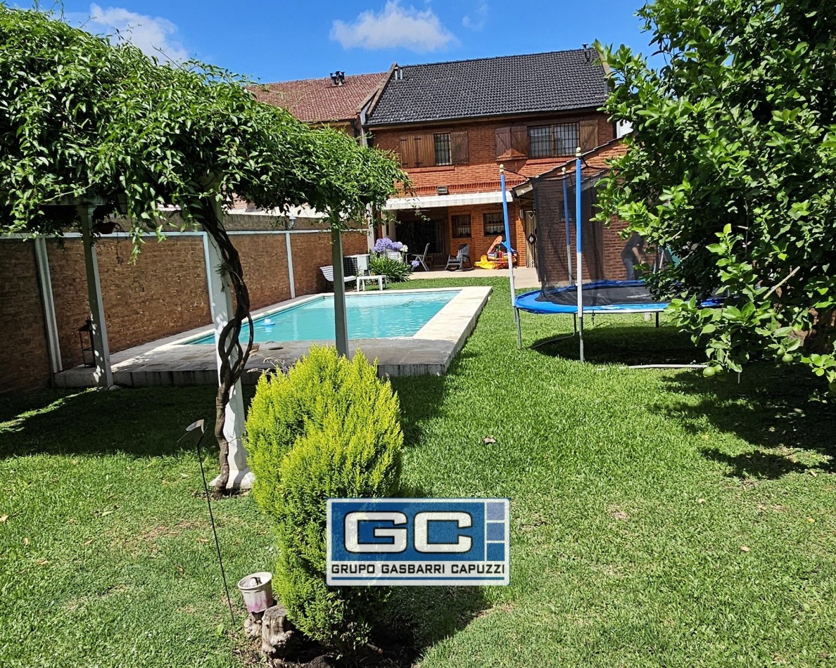Casa en Venta Moron Lista Para Disfrutar Construccion de Primera Calidad Parque y Piscina