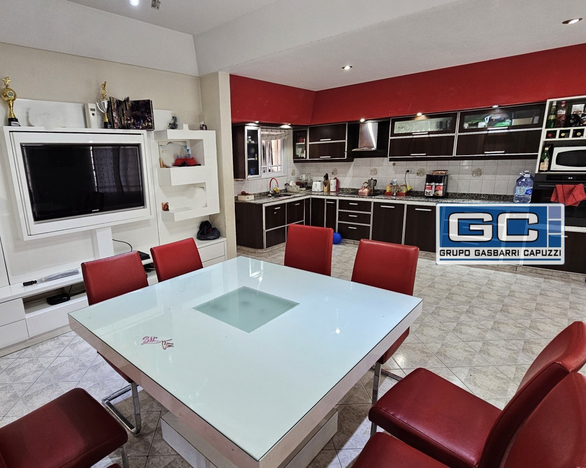 Casa tipo PH al Frente en Esquina