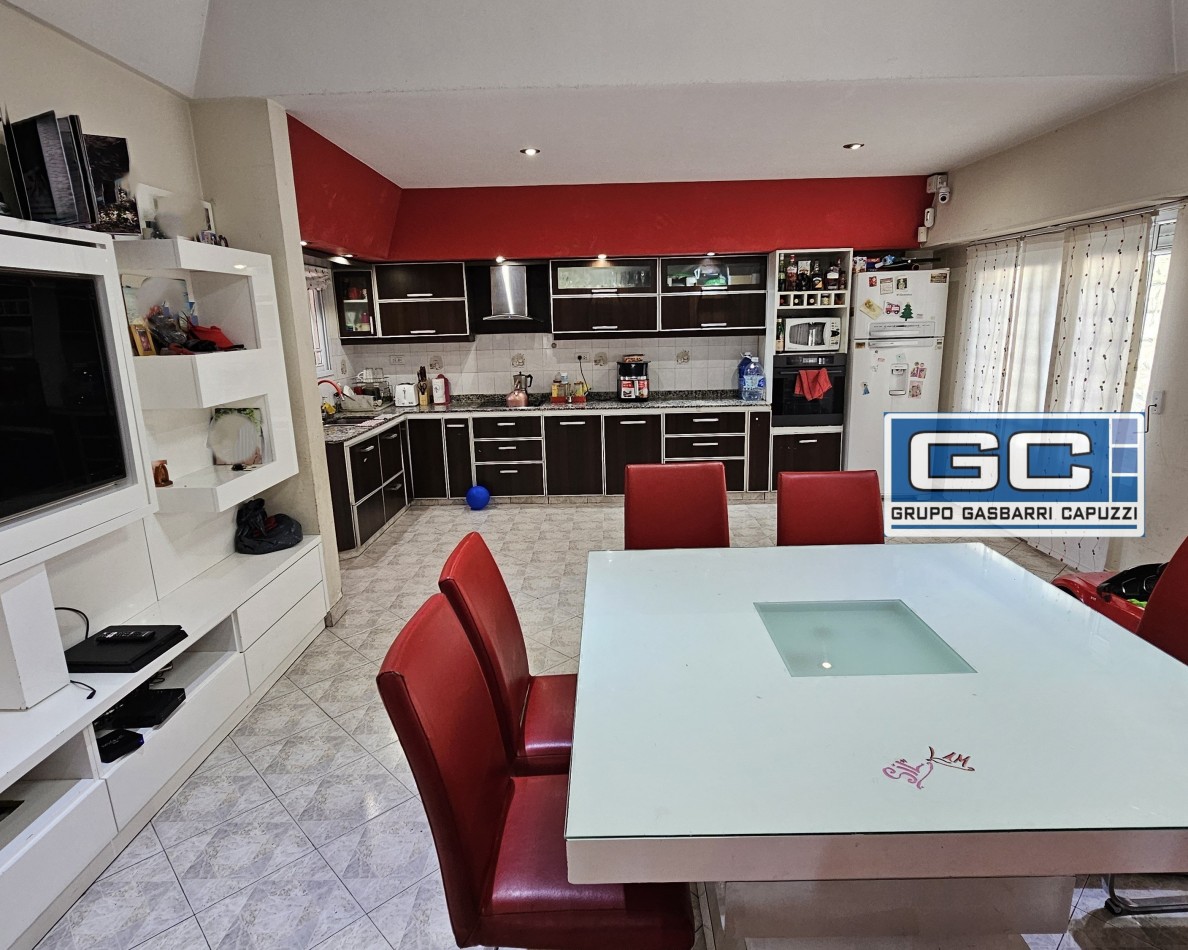 Casa tipo PH al Frente en Esquina