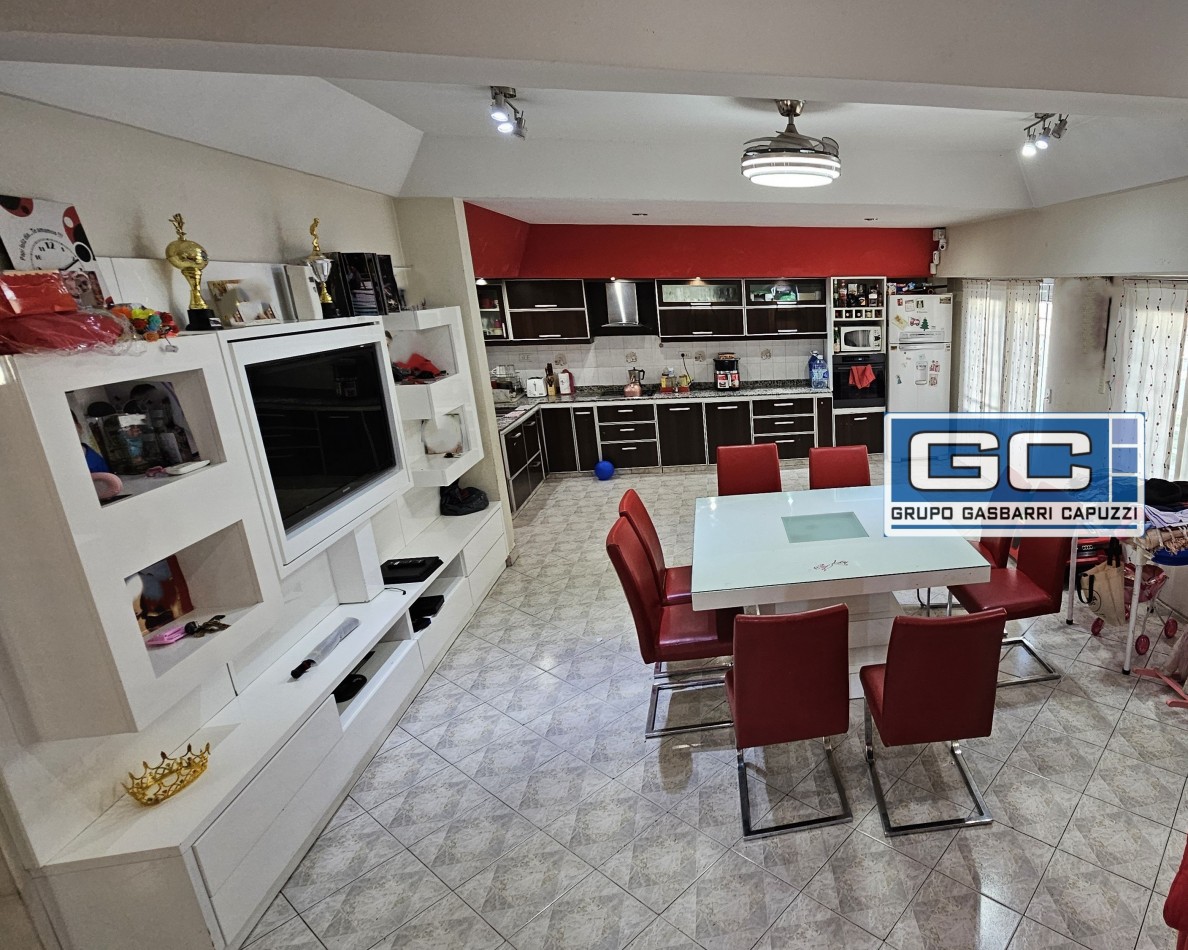 Casa tipo PH al Frente en Esquina