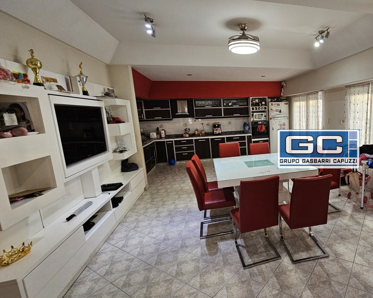 Casa tipo PH al Frente en Esquina