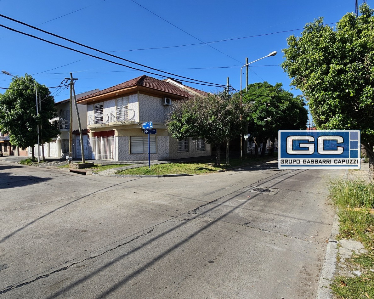 Casa tipo PH al Frente en Esquina