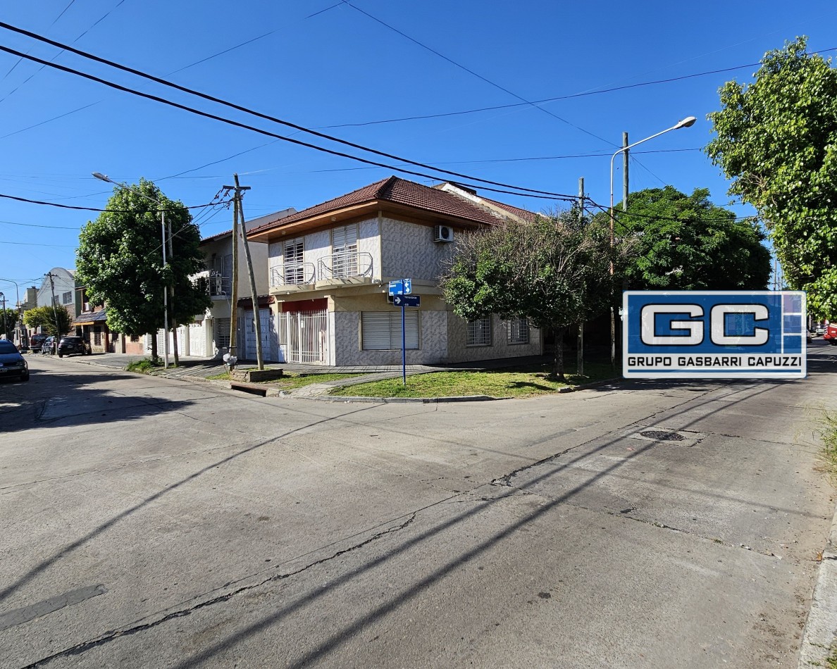 Casa tipo PH al Frente en Esquina