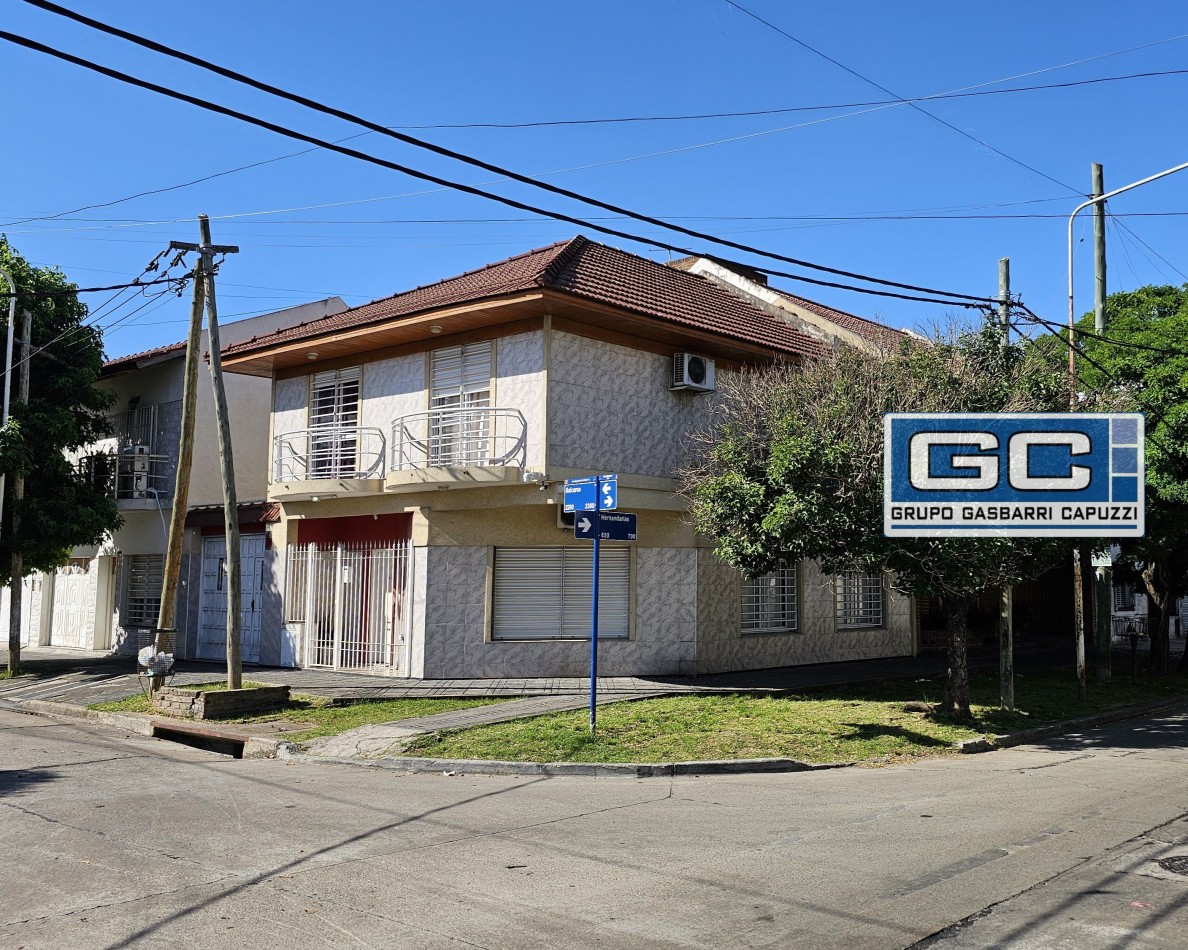 Casa tipo PH al Frente en Esquina