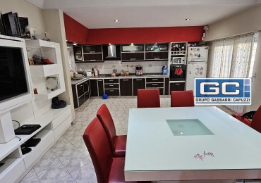 Casa tipo PH al Frente en Esquina